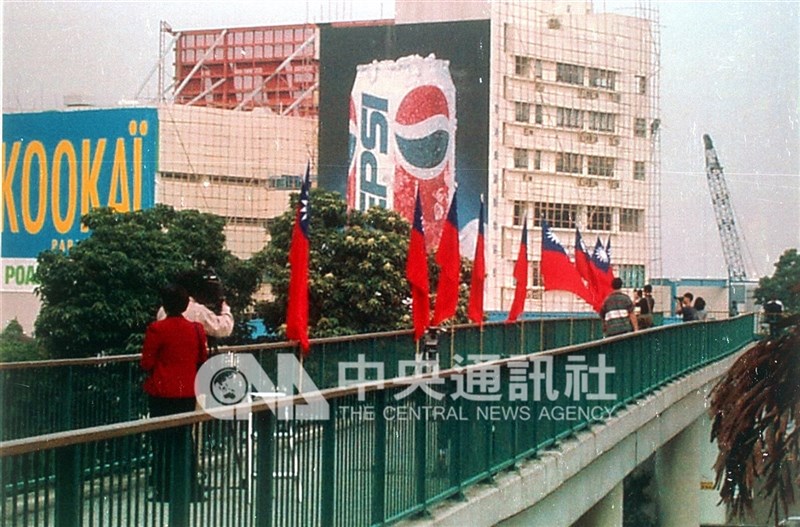 1997年香港「回歸」後的第一個雙十節,香港親台人士深夜在香港島銅鑼灣與灣仔交界的天橋上插了15面青天白日滿地紅國旗;不過,12小時後就被警方以違反「一個中國」的規定拆除。(中央社檔案照片)