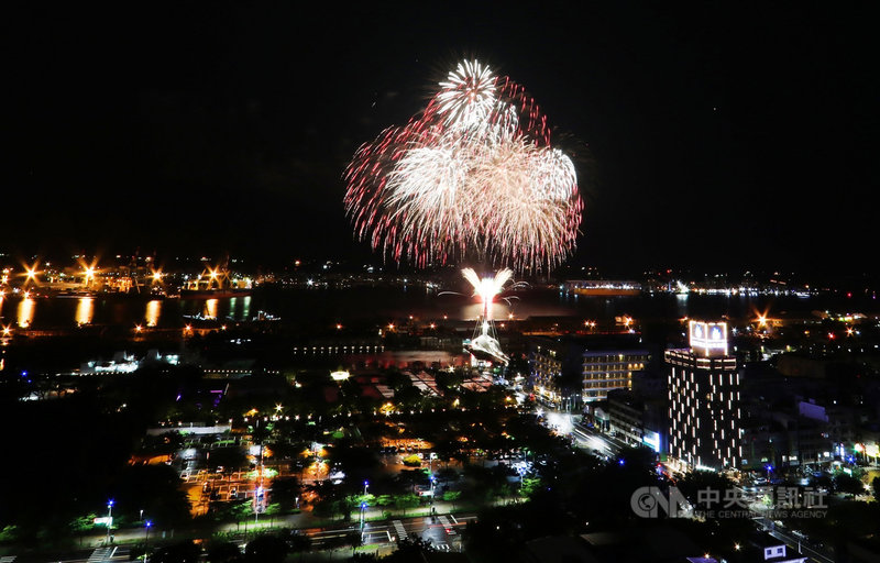 2021國慶焰火睽違20年重返高雄港,23日晚間首度進行3分鐘試射,點亮高雄港灣。高雄市政府表示,這次主要是希望焰火發射定位準確,觀光局派出多組人前往周邊,從各個視角尋找最佳觀賞點。中央社記者董俊志攝 110年9月23日