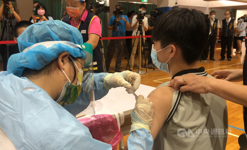 台中市23日為台中一中、忠明高中、大里高中等10所學校,共11499名學生進行COVID-19疫苗接種,市長盧秀燕並親自到忠明高中視察疫苗施打情形。中央社記者趙麗妍攝 110年9月23日