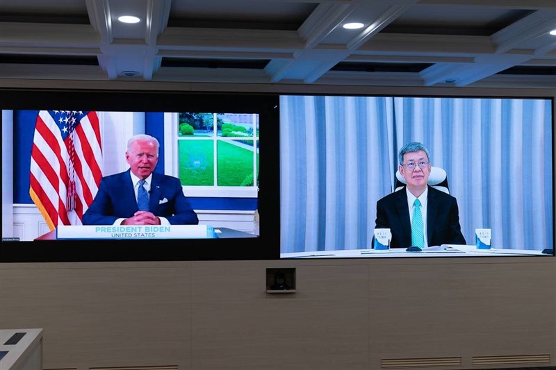 全球COVID-19峰會美東時間22日線上舉行，由美國總統拜登（左）主持開場。前副總統陳建仁（右）也受邀出席。（圖取自外交部網頁mofa.gov.tw）
