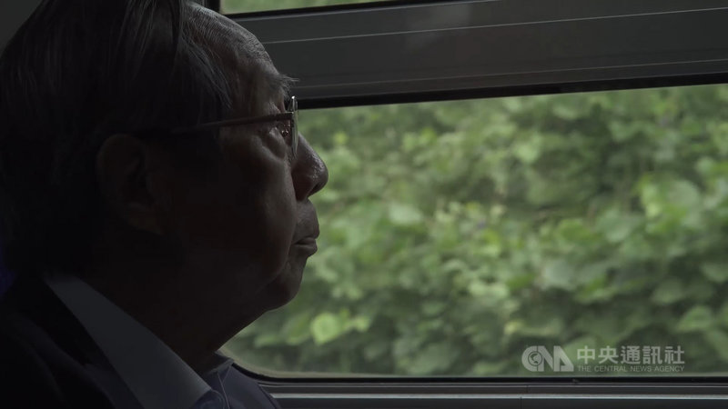 國家人權博物館推出紀錄片「人權路上」,拍攝白色恐怖政治受難者的故事,期待更多人共同投入為人權努力。圖為政治受難者蔡焜霖受訪畫面。(國家人權博物館提供) 中央社記者趙靜瑜傳真 110年9月23日