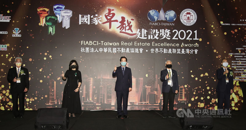 副總統賴清德(中)23日在台北出席「2021國家卓越建設獎頒獎典禮」,與出席貴賓隔著社交距離合影留念。中央社記者張新偉攝 110年9月23日