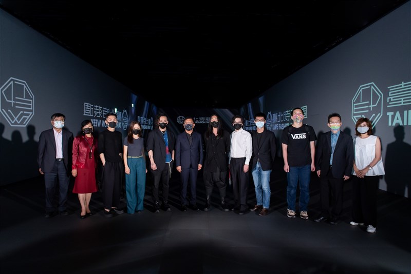 「2021台北時裝週SS22」10月3日登場,中華電表示,將運用5G網路服務,串聯時尚走秀與藝文表演活動。中華電信企業客戶分公司資通處長柯偉震(左)、中華電信行動通信分公司工務處長江筆(右2)9月23日出席展前記者會。(文化部提供)