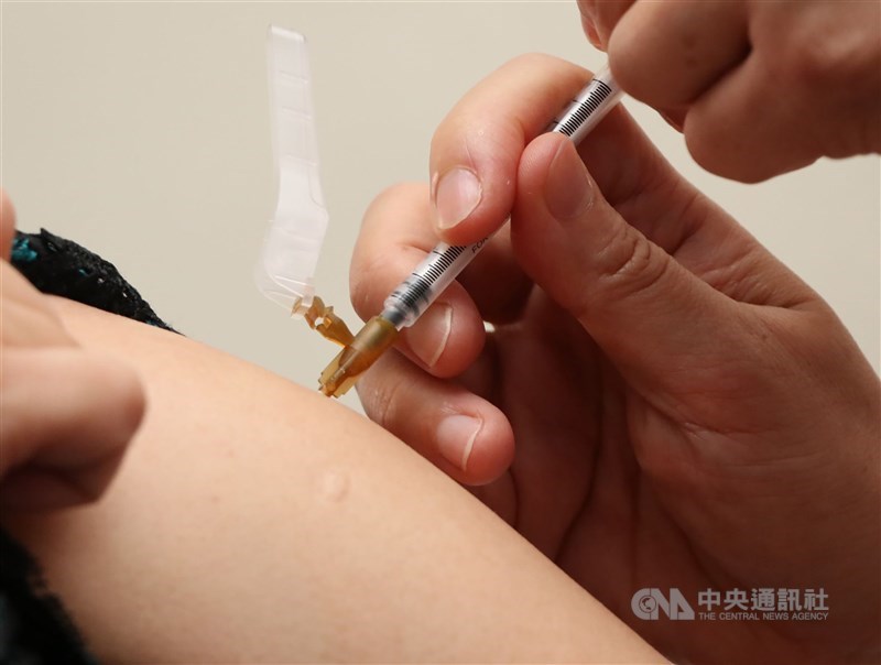 COVID-19疫苗施打公費全包,卻有醫療院所向健保不實申報疾病就醫紀錄,要求退還後健保署已收回逾2600萬元。(中央社檔案照片)