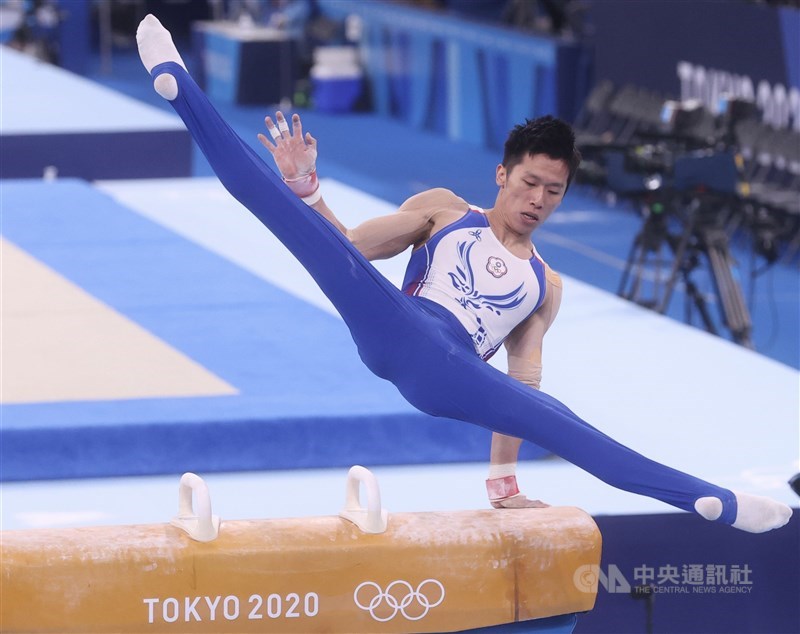 奧運體操銀牌選手李智凱上公視「保持聯絡」節目談征戰奧運的點點滴滴,並分享自己的失敗轉念方法。圖為8月李智凱參加東京奧運鞍馬決賽。(中央社檔案照片)