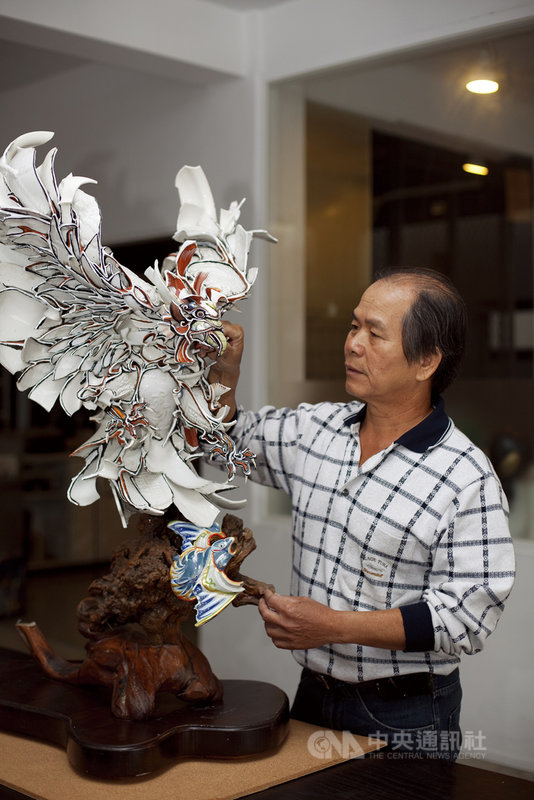 2021年國家工藝成就獎得主為剪黏藝師陳三火,他從國中畢業後就開始學習剪黏工藝,從事剪黏近60年來,被稱為「屋頂上的藝術家」。(工藝中心提供)中央社記者王寶兒傳真 110年9月23日