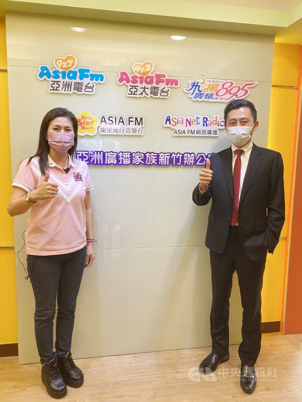 新竹市長林智堅(右)23日接受桃園市議員謝美英(左)專訪表示,推動合併升格是從戰略、共同生活圈與城市治理方面考量;應不分藍綠,共同促成。(新竹市政府提供)中央社記者郭宣彣傳真 110年9月23日