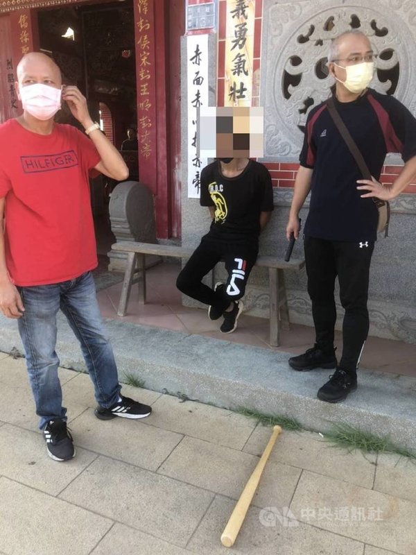 中秋連假期間,金門縣烈嶼鄉青岐關帝廟發生聚眾鬥毆事件,洪姓員警疑替友人出面與人理論而遭毆,遂夥同另2人持球棒、鐵條尋仇,造成2人受傷。涉案員警遭依法偵辦,並記一大過。(金門縣警察局提供)中央社記者黃慧敏傳真 110年9月23日