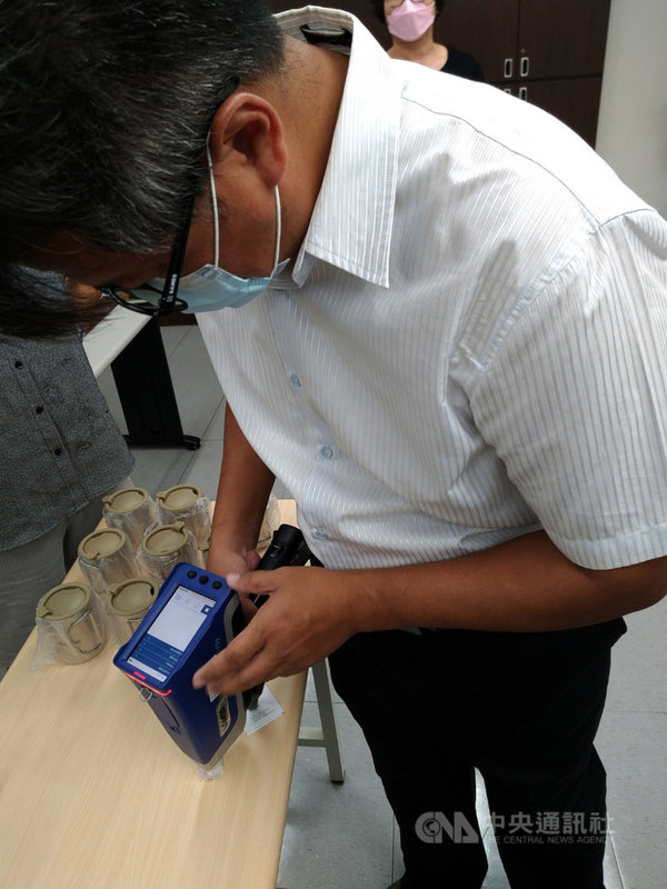 台灣大學團隊設計「樹脂縮時膠囊」,團隊成員之一的台大水工試驗所博士林聖淇23日示範如何運用手持式元素分析儀,檢測樹脂中重金屬含量,約3分鐘就能完成。中央社記者張雄風攝 110年9月23日