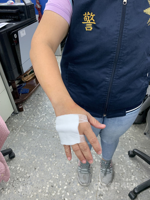新北市廖姓婦人接到詐騙電話後依指示提領新台幣60萬元,被行員發覺有異報警,金山警分局員警趁車手出面取款時逮人,拉扯中,女警胡儀婷不慎跌倒、手腳受傷,幸無大礙。(讀者提供)中央社記者王朝鈺傳真 110年9月23日