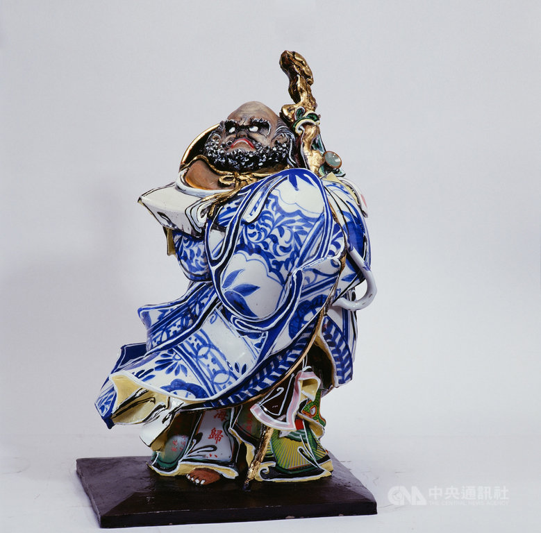 剪黏藝師陳三火獲得今年國家工藝成就獎殊榮,2002年時陳三火隨手用碎花瓶拼黏出一座達摩像,自此開始應用廢棄陶瓷片作為剪黏素材,為傳統剪黏工藝注入環保新活水。(工藝中心提供)中央社記者王寶兒傳真 110年9月23日