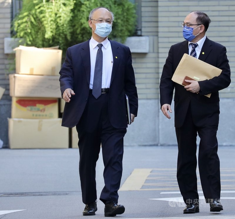 台灣22日下午正式申請加入跨太平洋夥伴全面進步協定(CPTPP),行政院發言人羅秉成、政務委員鄧振中(左)及經濟部長王美花等人23日上午出席行政院會後記者會,說明遞件申請相關細節。中央社記者張皓安攝 110年9月23日