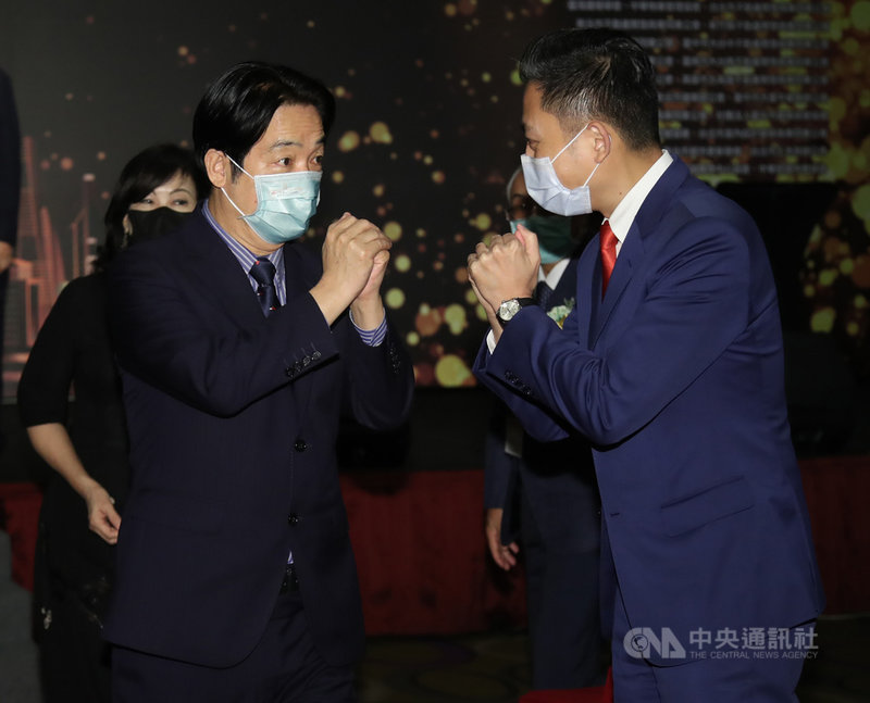 新竹市長林智堅(前右)倡議大新竹合併案。副總統賴清德(前左)23日出席「2021國家卓越建設獎頒獎典禮」表示,可以看出來,林智堅想要把新竹市的成績,及於整個大新竹發展,這個當然非常值得討論。中央社記者張新偉攝 110年9月23日