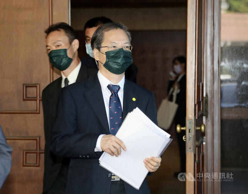 國發會主委龔明鑫(前)23日出席行政院會後記者會,說明台灣已正式申請加入跨太平洋夥伴全面進步協定(CPTPP)。中央社記者張皓安攝 110年9月23日