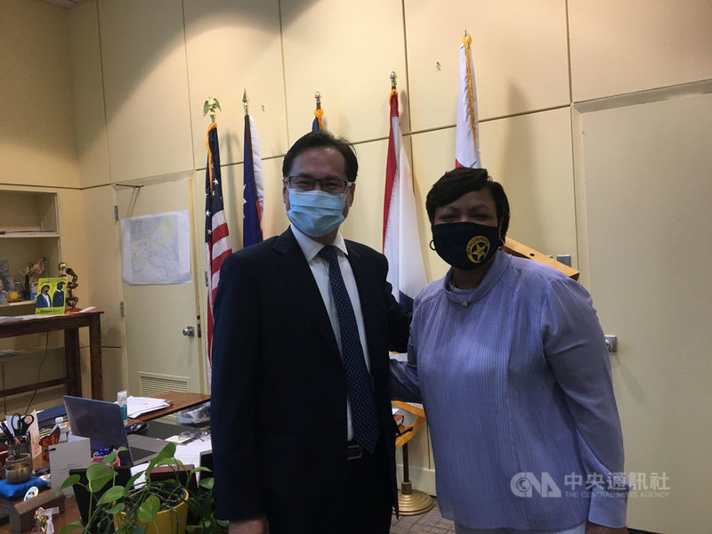 颶風艾達8月底侵襲美國,路易斯安那州災情慘重,駐休士頓辦事處處長羅復文(左)代表政府捐贈10萬美元,協助紐奧良災後重建。紐奧良市長肯崔(右)代表市長府收下捐款。(休士頓辦事處提供)中央社記者江今葉華盛頓傳真 110年9月24日