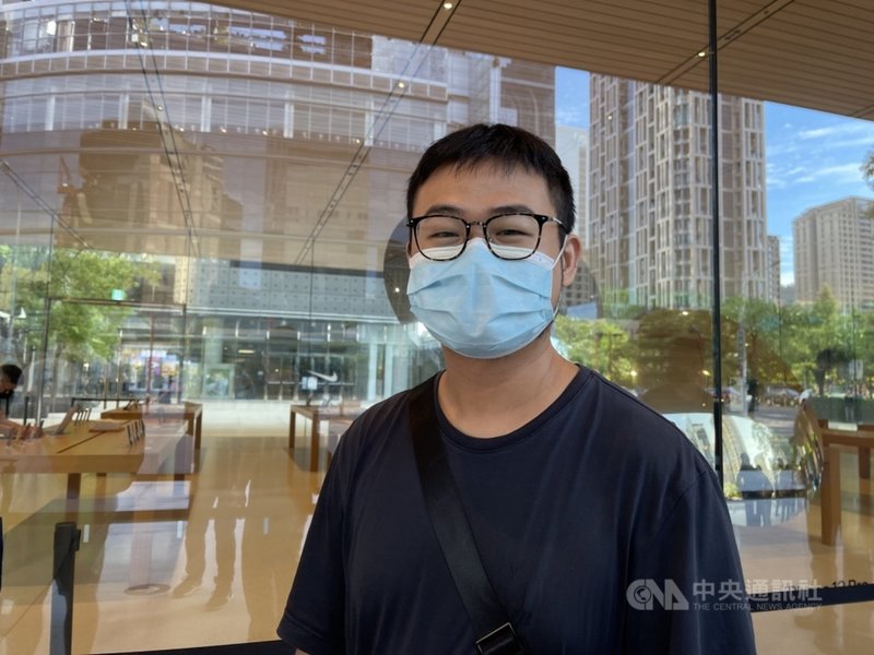 蘋果iPhone 13系列新機24日開賣,排在信義A13直營店第2名的顧客許先生是2020年頭香,今天要購買iPhone 13 Pro Max天峰藍色256GB。中央社記者吳家豪攝 110年9月24日