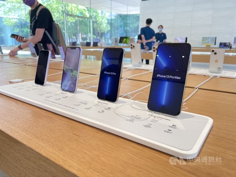 蘋果iPhone 13系列24日開賣,信義A13直營店內展示4款新機,從右至左為iPhone 13 Pro Max、iPhone 13 Pro、iPhone 13、iPhone 13 mini。中央社記者吳家豪攝 110年9月24日