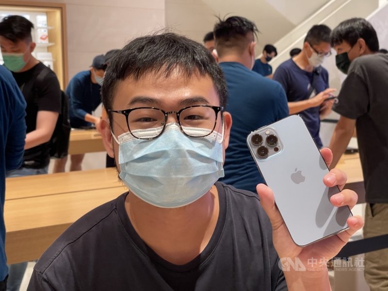 蘋果iPhone 13系列新機24日開賣,果粉開心入手新推出的天峰藍色。中央社記者吳家豪攝 110年9月24日
