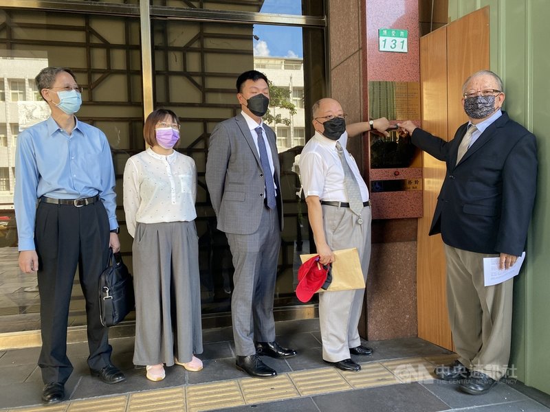 台苯公司109年出售旗下榮福公司給久陽公司,台苯4名董事認為交易過程違法,24日上午到台北地檢署告發董事長林文淵、時任總經理陳柏元涉嫌違反證券交易法特別背信等罪。中央社記者林長順攝 110年9月24日