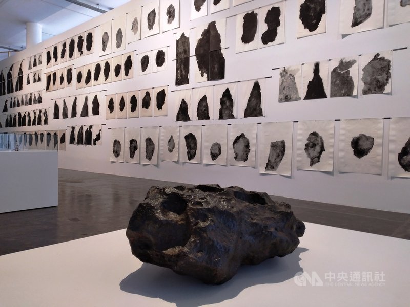 第34屆聖保羅雙年展展出14件藉由不同物品講述歷史的裝置作品,例如由3件屬於里約熱內盧國家博物館收藏的物品,它們以不同方式在火災中倖存下來,包括巴西已知的第2大外太空物體「聖塔路琪亞」(Santa Luzia)隕石。中央社記者唐雅陵聖保羅攝 110年9月24日