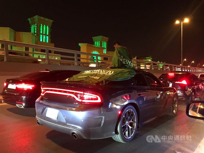 沙烏地阿拉伯23日舉辦多項國慶慶祝活動,民眾為車子披上國旗,開車去搶看煙火秀。中央社記者隋念華利雅德攝 110年9月24日