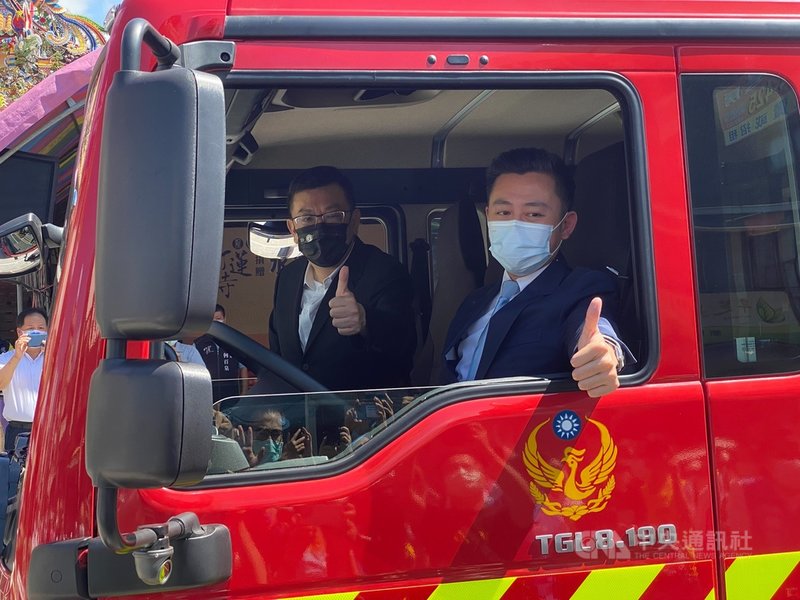 新竹市竹蓮寺主委、新竹市議長許修睿(左)24日代表廟方捐贈最新款「雙艙式消防車」,由新竹市長林智堅(右)代表受贈,林智堅比讚表示感謝竹蓮寺為竹市長期投入社會公益。中央社記者魯鋼駿攝 110年9月24日