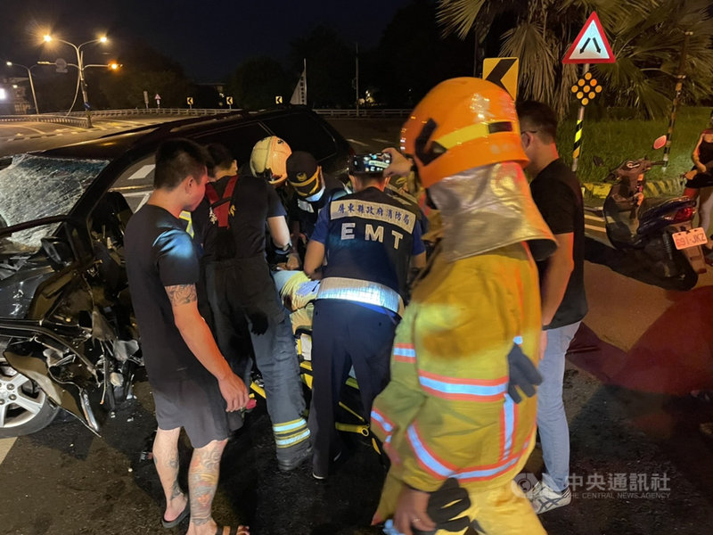 高雄林園警分局陳姓偵查佐24日凌晨駕駛自小客車,行經屏東東港大橋北往南逆向行駛,下橋後自撞安全島,經送醫抽血發現酒測值超標,目前仍在急救中。(民眾提供)中央社記者洪學廣傳真 110年9月24日