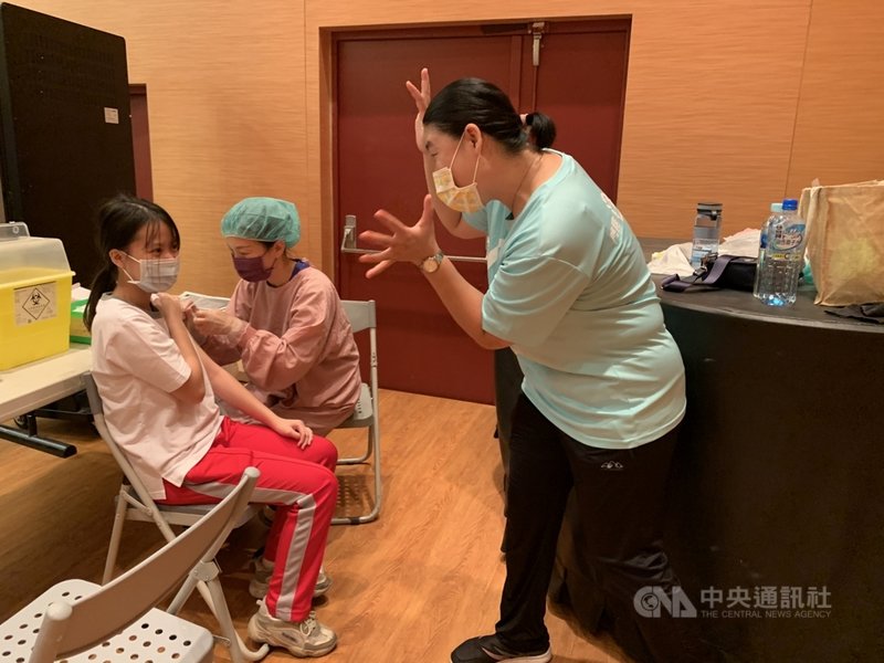 國高中生BNT疫苗開打,花蓮門諾醫院為學生設置獨立接種區,放音樂營造輕鬆氛圍,還有護理人員講笑話等,轉移注意力,降低學生緊張感。(門諾醫院提供)中央社記者張祈傳真 110年9月24日