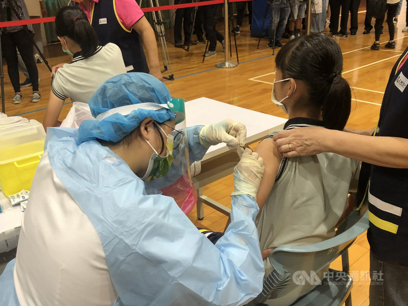 台中市23日起開始為高、國中生進行BNT疫苗第1劑接種,中市府表示,截至24日上午8時,第1劑施打人數已達141萬7901人,全人口涵蓋率50.31%。中央社記者趙麗妍攝 110年9月24日