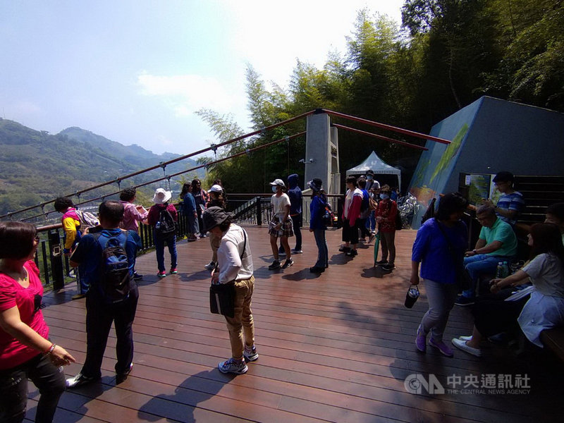 太平雲梯落成後,為嘉義縣梅山鄉太平村帶來大批觀光人潮,讓沒落的山村找回活力。中央社記者蔡智明攝 110年9月24日