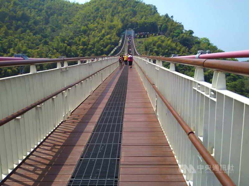 太平雲梯落成後,為嘉義縣梅山鄉太平村帶來大批人潮,阿里山國家風景區管理處指出,太平雲梯長度281公尺、海拔約1000公尺,為全台最長、海拔最高之景觀吊橋。中央社記者蔡智明攝 110年9月24日