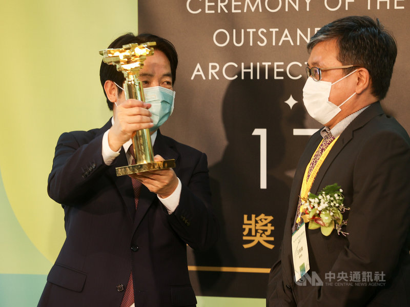 副總統賴清德(左)24日出席「第17屆中華民國傑出建築師獎頒獎典禮」,頒獎表揚獲獎的建築師。中央社記者謝佳璋攝 110年9月24日