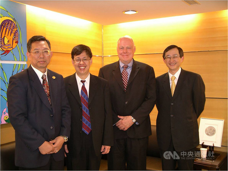 前副總統陳建仁(左2)回憶當年與前疾管局長張鴻仁(右)、蘇益仁(左)一同抗SARS時表示,「每天都睡不到4.5個小時,剛開始很累很鬱悶。」直到SARS解除後,3個「仁」與美國海軍第二醫學研究所教授畢思理(Palmer Beasley)(右2)合照,才終於展露笑容。 (陳建仁提供)中央社 110年9月24日