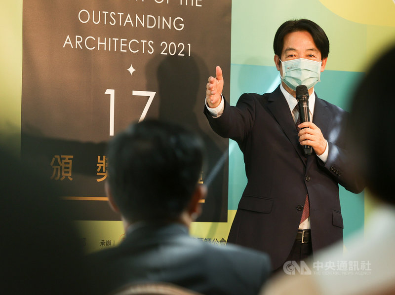 「第17屆中華民國傑出建築師獎頒獎典禮」24日舉行,副總統賴清德(後)出席並致詞。中央社記者謝佳璋攝 110年9月24日