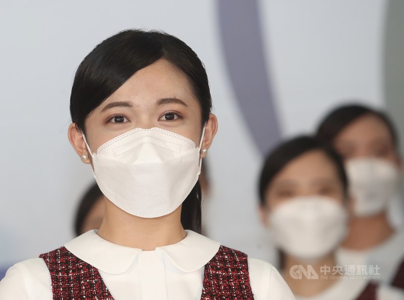 台北大學24日搶先舉行國慶典禮親善團記者會,展現禮賓親善團訓練成果,由於典禮時需配合疫情全程戴口罩,團員們加強眼部微笑等儀態。中央社記者吳家昇攝 110年9月24日