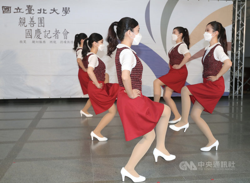 台北大學國慶典禮親善團記者會24日在台北大學民生校區舉行,團員展現平時訓練儀態的動作「螳螂走路」。中央社記者吳家昇攝 110年9月24日