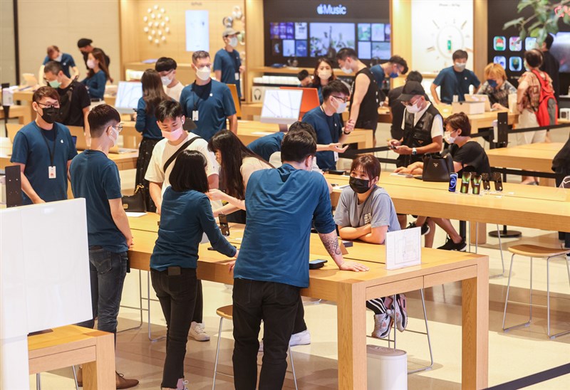 蘋果iPhone 13系列新機24日開賣,蘋果信義A13直營店到26日為止,僅提供官網預購民眾取貨,無法現場購買;店內展示新機供民眾體驗。中央社記者鄭清元攝 110年9月24日
