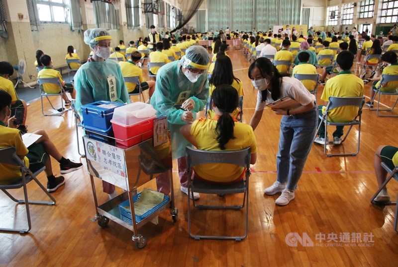 指揮中心最新統計,國內23日共接種25萬1316劑COVID-19疫苗,其中BNT疫苗校園施打第2天有8萬7708劑,全台累計接種1385萬6466劑。圖為22日學生接種BNT疫苗。(中央社檔案照片)