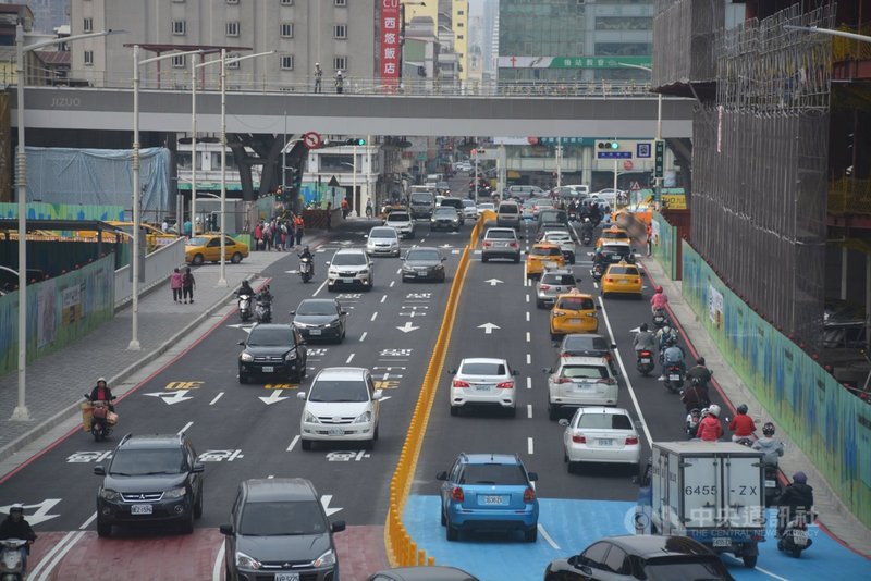 高雄市政府交通局指出,111年3月前將完成80處號誌路口裝設不斷電系統,在無市電供應狀況下,可讓號誌持續維持2小時以上運作。(高雄市交通局提供)中央社記者蔡孟妤傳真 110年9月24日