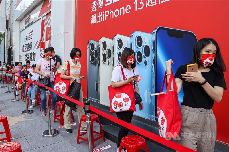 蘋果iPhone 13系列新機24日開賣,許多民眾提前到場排隊,準備搶先購買。中央社記者鄭清元攝 110年9月24日