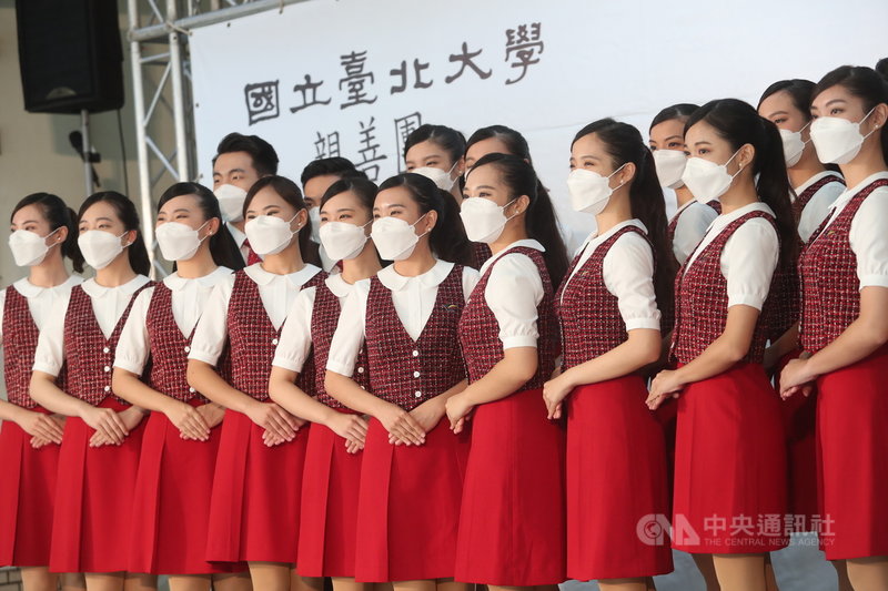 台北大學國慶典禮親善團記者會24日在台北大學民生校區舉辦,禮賓人員戴著口罩出場,動作整齊劃一。中央社記者吳家昇攝 110年9月24日