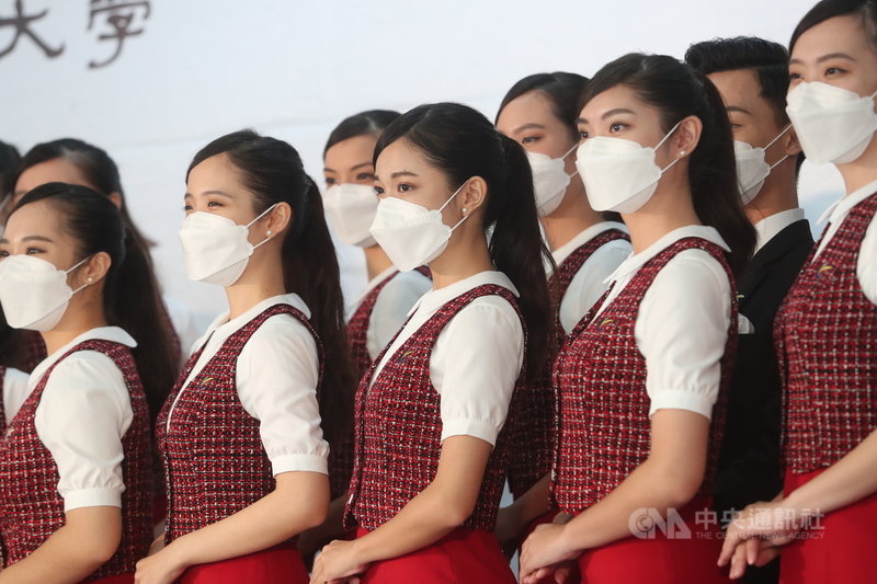台北大學親善團第10度入選國慶大典,24日舉行記者會,禮賓人員一字排開亮相,展現親和力。中央社記者吳家昇攝 110年9月24日