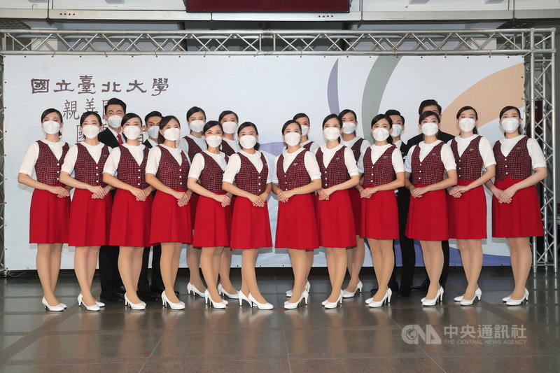 台北大學親善團第10度入選國慶大典,24日舉行記者會,禮賓人員一字排開,表示要將最好的一面展現給與會貴賓。中央社記者吳家昇攝 110年9月24日