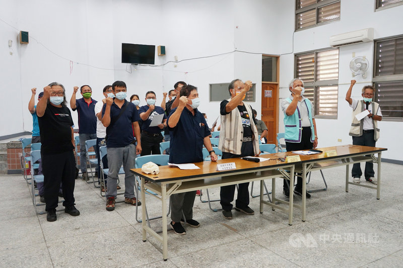 亞泥新城礦權展延案日前遭法院判決撤銷確定,亞泥運作攸關當地就業及居住安全,礦區所在地玻士岸部落族人各有意見。玻士岸部落會議主席洛帝.尤道(前排左2)24日表示,將召開部落會議,凝聚族人意見。中央社記者張祈攝 110年9月24日
