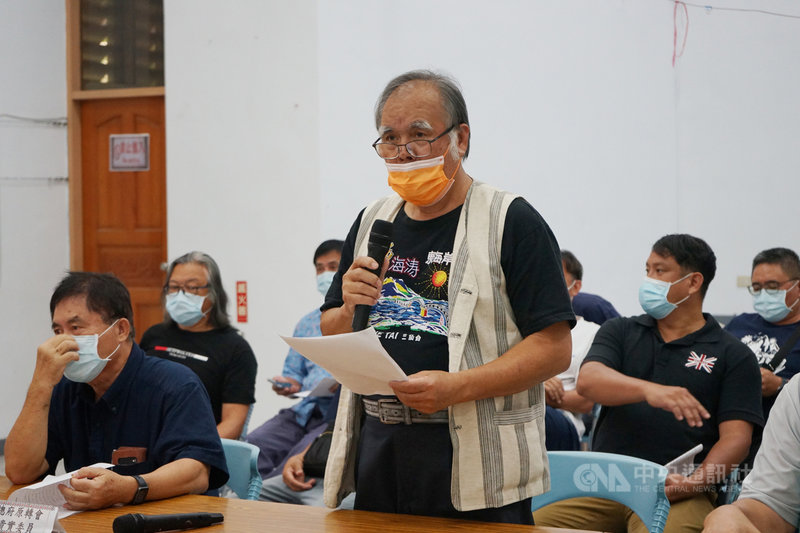 亞泥新城礦權展延案日前遭法院判決撤銷確定,礦區所在地玻士岸部落主席洛帝.尤道(站立者)24日指出,尊重族人表達個人意見,但不樂見族人擅用部落名義代表發聲,澄清目前部落仍未達成共識。中央社記者張祈攝 110年9月24日