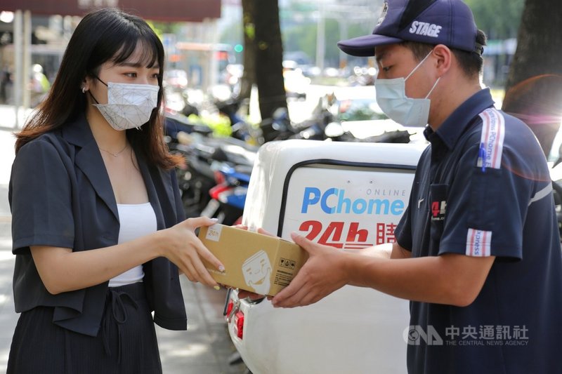網路家庭旗下通路PChome 24h購物24日上午8時首賣iPhone 13系列新機現貨,網家速配物流車隊超前部署,台北都會區最快85分鐘到貨。(網家提供)中央社記者吳家豪傳真 110年9月24日