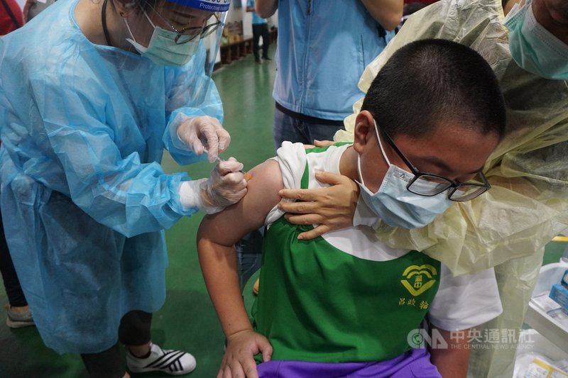 金門縣12歲到18歲學生BNT疫苗注射首日,衛生局24日兵分兩路到金湖和烈嶼國中施打,學生在護理人員及老師協助與鼓勵下完成接種。中央社記者黃慧敏攝 110年9月24日