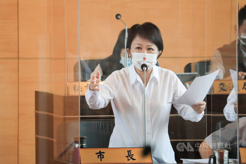 台中市政府將推出消費抽現金方案搶攻振興五倍券商機,市長盧秀燕24日表示,六都僅台中有抽現金,市民反應熱烈。中央社記者趙麗妍攝 110年9月24日