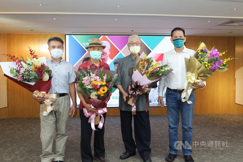台南玉雕藝師黃福壽(左起)、剪黏藝師陳三火、泥塑藝師杜牧河、木雕藝師蔡德太等4人獲選「人間國寶」殊榮,文化部25日將授證。(台南市政府提供)中央社記者張榮祥台南傳真 110年9月24日