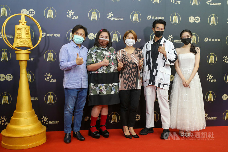 公廣集團24日在公視舉辦金鐘獎入圍茶會,戲劇「我的婆婆怎麼那麼可愛」製作人陳慧玲(中)、演員鍾欣凌(左2)、許傑輝(左)、Darren(邱凱偉)(右2)、導演鄧安寧女兒鄧雨忱(右)出席與會。中央社記者裴禛攝 110年9月24日